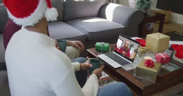 Biracial Padre Hijo Con Sombreros Santa Usando Ordenador Portátil Para — Vídeos de Stock