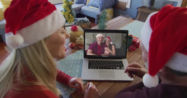 모자를 부부가 크리스마스 비디오 통화를 노트북을 사용하는 모습입니다 크리스마스 — 비디오