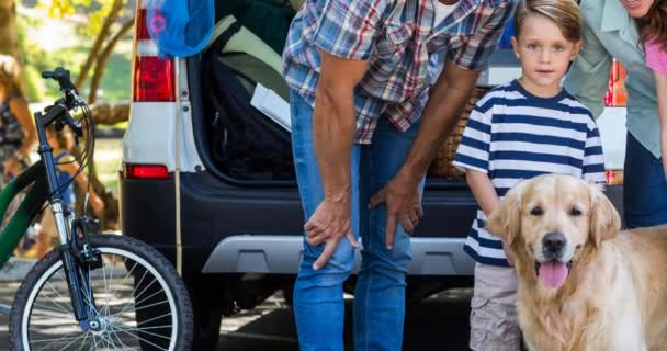 Feliz Caucásico Padres Hijo Hija Pie Junto Bota Coche Abierto — Vídeo de stock