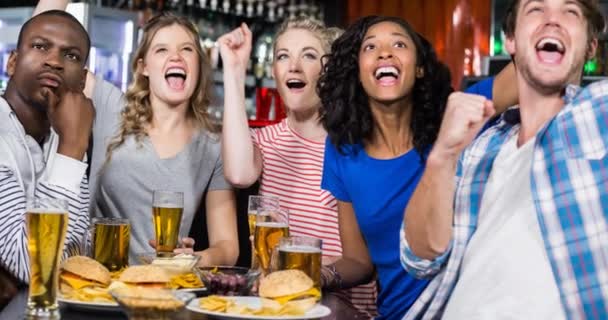 Glad Varierande Kvinnliga Och Manliga Sport Fans Tittar Spel Bar — Stockvideo