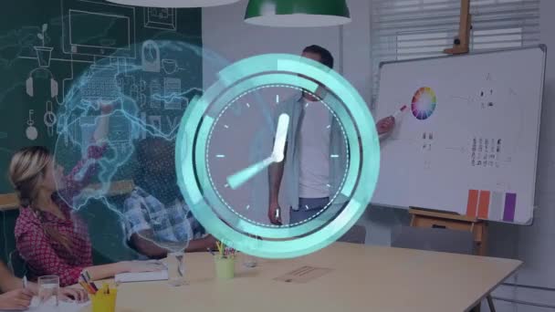 Анімація Глобальної Мережі Годинник Даних Обробки Сканерів Над Різними Колегами — стокове відео