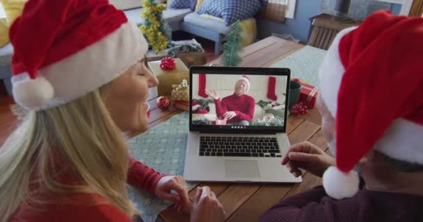 Usmívající Kavkazský Pár Santa Klobouky Pomocí Notebooku Pro Vánoční Video — Stock video