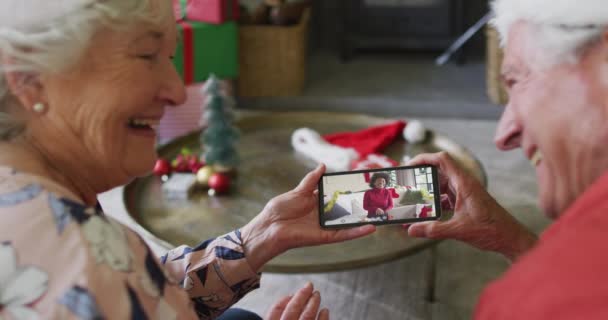Ηλικιωμένο Καυκάσιο Ζευγάρι Που Χρησιμοποιεί Smartphone Για Χριστουγεννιάτικη Βιντεοκλήση Χαρούμενη — Αρχείο Βίντεο