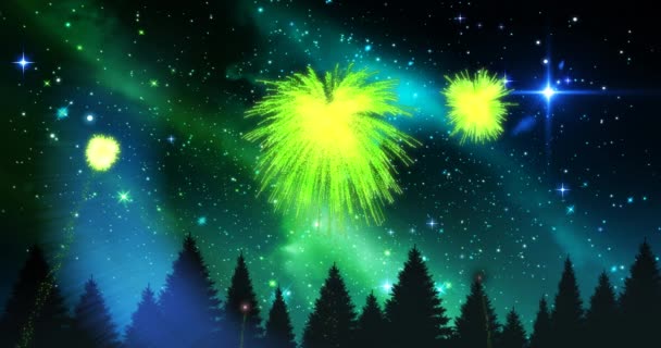 星空の下で木の上で爆発する緑のクリスマスと新年の花火のアニメーション クリスマス お祝い パーティー 伝統的なコンセプトをデジタルで生成したビデオ — ストック動画