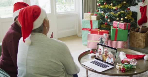 Разнообразные Старшие Подруги Используют Ноутбук Рождественского Видео Звонка Счастливой Семьей — стоковое видео