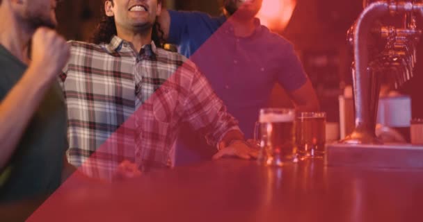 バーでゲームを見て幸せな多様な男性のスポーツファンの上に男性アメリカのサッカー選手のアニメーション スポーツ ファンや友情の概念デジタルで生成されたビデオ — ストック動画