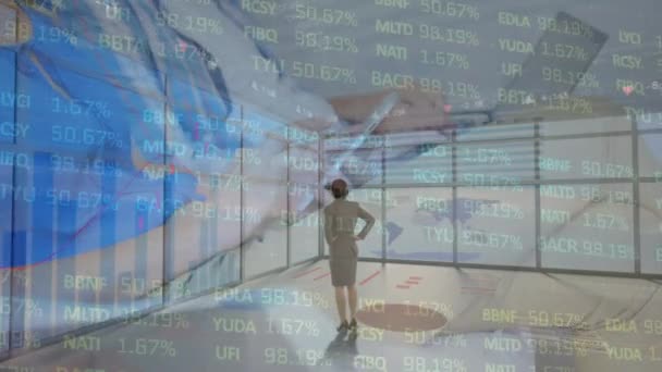 Animação Processamento Dados Financeiros Sobre Mulher Usando Smartphone Conceito Global — Vídeo de Stock