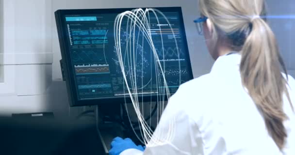 Animation Circles Spinning Female Scientist Using Computer Global Science Research — Stock Video