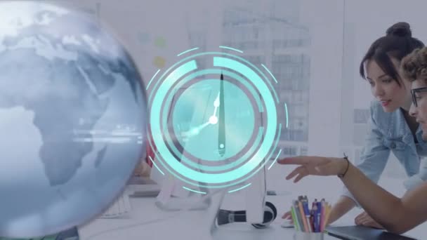 Animacja Globu Zegara Skanerze Przetwarzającym Dane Przez Współpracowników Biurowych Pracujących — Wideo stockowe