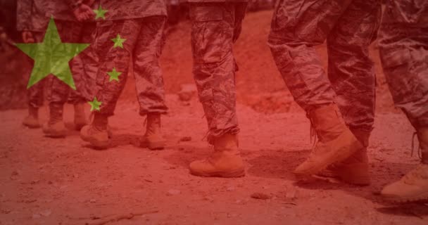 中国国旗在士兵中段上空飘扬 中国军队与爱国主义概念数字化视频 — 图库视频影像