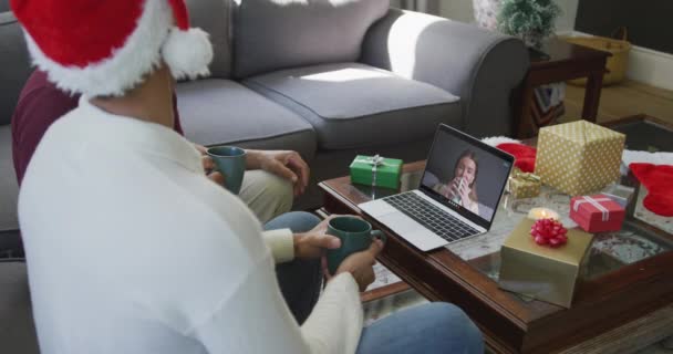 Noel Baba Şapkalı Iki Irklı Baba Oğul Ekranda Bir Kadınla — Stok video