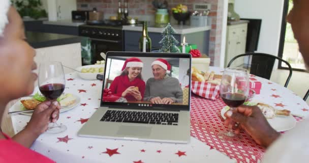 Afrikanisches Paar Mit Wein Laptop Für Weihnachtsvideotelefonie Mit Glücklicher Familie — Stockvideo