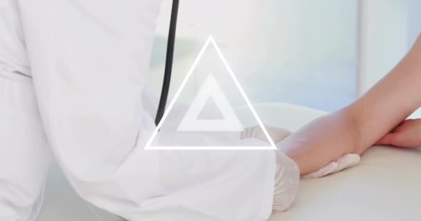 Animation Triangles Scope Scanning Doctor Female Patient Global Science Research — Stock Video