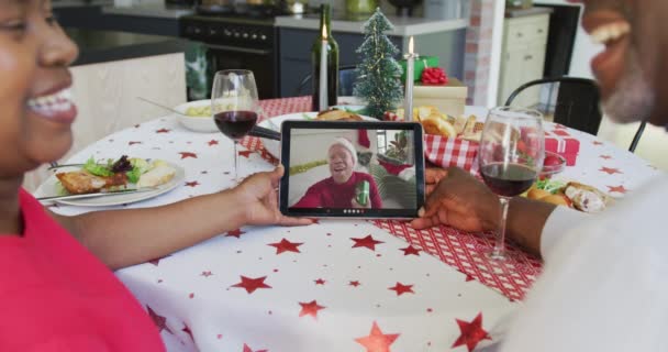 African American Ζευγάρι Κρασί Χρησιμοποιώντας Tablet Για Χριστουγεννιάτικη Βιντεοκλήση Ευτυχισμένο — Αρχείο Βίντεο