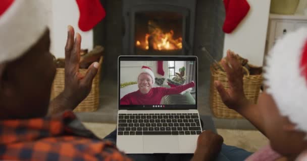 Αφροαμερικανό Ζευγάρι Καπέλα Santa Που Χρησιμοποιεί Φορητό Υπολογιστή Για Χριστουγεννιάτικη — Αρχείο Βίντεο