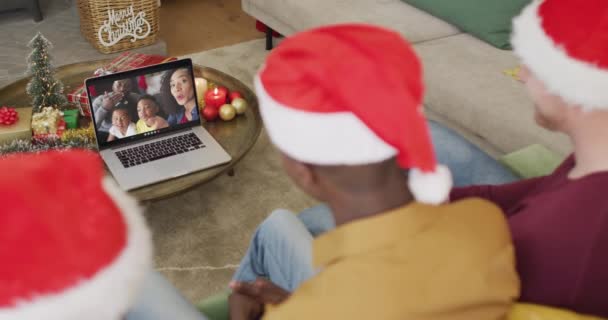 不同的家庭与桑塔帽使用笔记本电脑圣诞节视频通话与快乐的家庭在屏幕上 圣诞节 节日和通信技术 — 图库视频影像