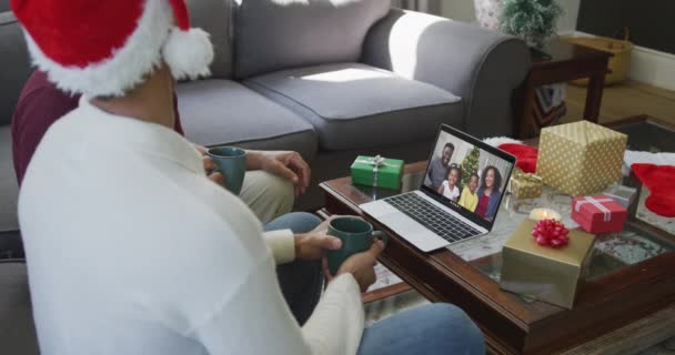 Vater Und Sohn Mit Weihnachtsmannmützen Nutzen Laptop Für Weihnachts Videotelefonie — Stockvideo