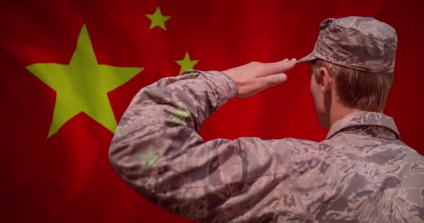 Animation du drapeau de Chine sur un soldat caucasien saluant — Video