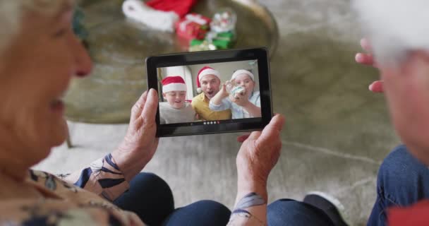 Senior Pareja Caucásica Utilizando Tableta Para Videollamada Navidad Con Familia — Vídeos de Stock