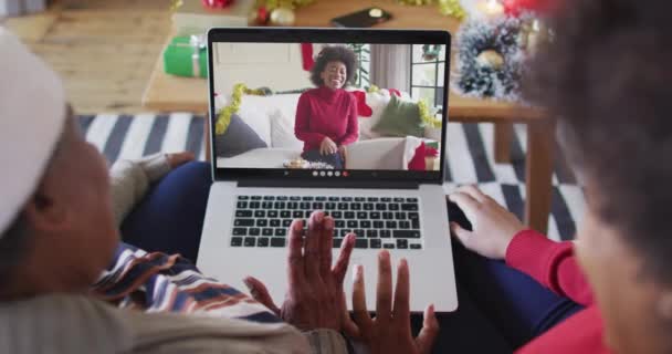 Afrikkalainen Amerikkalainen Äiti Tytär Käyttävät Kannettavaa Tietokonetta Joulun Videopuheluun Naisen — kuvapankkivideo