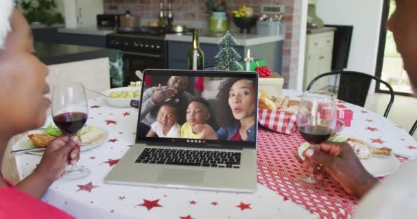 Afrikai Amerikai Házaspár Borral Laptoppal Karácsonyi Videóhíváshoz Boldog Családdal Képernyőn — Stock videók