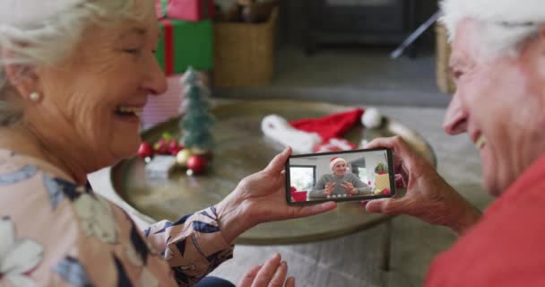 Ανώτερος Καυκάσιος Ζευγάρι Χρησιμοποιώντας Smartphone Για Χριστουγεννιάτικη Βιντεοκλήση Ευτυχισμένο Άνθρωπο — Αρχείο Βίντεο
