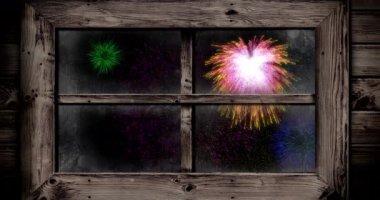 Renkli noeller ve yeni yıl havai fişeklerinin gece gökyüzünde patladığı bir pencere animasyonu. Noel, yeni yıl, kutlama, parti ve geleneksel konsept dijital olarak oluşturulmuş video.