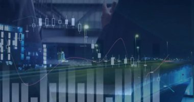 İş adamları ve şehir manzarası üzerindeki istatistiklerin animasyonu. küresel iş, veri işleme ve dijital arayüz kavramı dijital olarak oluşturulmuş video.