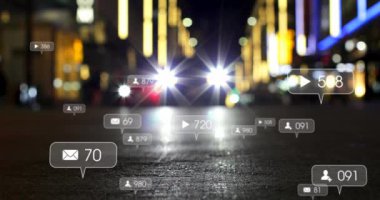 Odak şehir ve trafik ışıkları dışında sosyal medya simgeleri ve numaralarının animasyonu. küresel sosyal medya, bağlantılar ve dijital arayüz konsepti dijital olarak oluşturulmuş video.