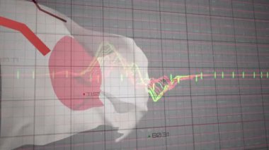 Gri arkaplanda Japonya bayrağı üzerinde grafik ve veri işleme animasyonları. Japon ekonomisi ve iş konsepti dijital olarak oluşturulmuş video.