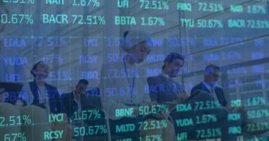 İş adamlarının konferanstaki istatistiksel işlemlerinin animasyonu. küresel iş, veri işleme ve dijital arayüz kavramı dijital olarak oluşturulmuş video.