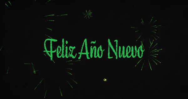 Изображение Новогодних Поздравлений Зеленых Фейерверков Взрывающихся Черном Фоне Концепция Празднования — стоковое фото
