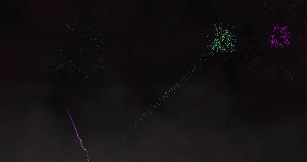 Obrázek Zelené Růžové Ohňostroje Explodující Černém Pozadí Nový Rok Oslavy — Stock fotografie