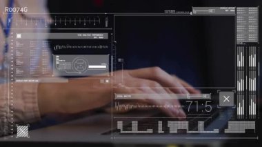 Bilgisayar sunucusuyla dizüstü bilgisayar kullanarak kadın üzerinde veri animasyonu. dijital arayüz, bulut hesaplama konsepti ve teknoloji konsepti dijital olarak oluşturulmuş video.
