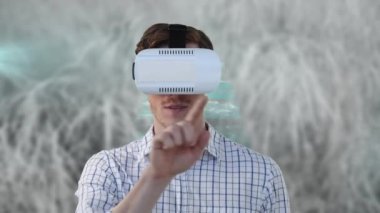 VR kulaklık takan beyaz iş adamının veri işleme ekranına dokunuşunun animasyonu. küresel teknoloji, iş ve finans kavramı dijital olarak üretilen video.