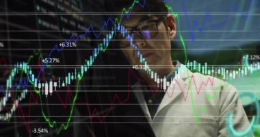 Bilgisayar sunucusu tabletli Asyalı erkek mühendis istatistiklerinin animasyonu. veri işleme, bulut hesaplama konsepti ve teknoloji konsepti dijital olarak oluşturulmuş video.