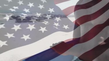 Sahildeki Afro-Amerikan erkeği yerine Amerika Birleşik Devletleri bayrağının canlandırılması. Amerikan tarihi, vatanseverlik ve bağımsızlık kavramı dijital olarak oluşturulmuş video.