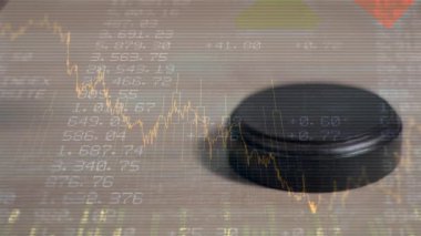 Müzayedecinin çekiciyle ilgili istatistik ve finansal veri işleme animasyonu. küresel iş, veri işleme, finans, kriz ve durgunluk kavramı dijital olarak oluşturulmuş video.