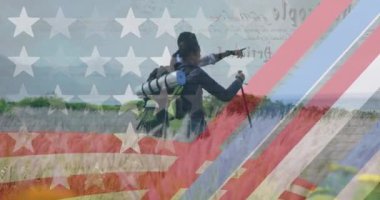 Dağlarda yürüyüş yapan çift üzerine Amerikan bayrağı animasyonu. Vatanseverlik ve kutlama konsepti dijital olarak oluşturulmuş video.