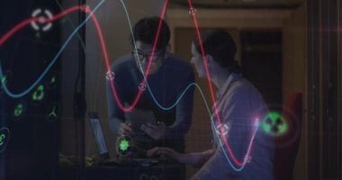 Veri işleme animasyonu, çeşitli erkek ve kadın bilgisayar sunucularıyla dizüstü bilgisayar mühendisliği yapıyor. veri işleme, bulut hesaplama konsepti ve teknoloji konsepti dijital olarak oluşturulmuş video.