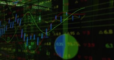 Bilgisayar sunucusunun yeşil ışıkları üzerinden veri işleme animasyonu. dijital arayüz, bulut hesaplama konsepti ve teknoloji konsepti dijital olarak oluşturulmuş video.