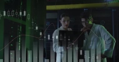 Veri işleme animasyonu, çeşitli erkek ve kadın bilgisayar sunucularıyla dizüstü bilgisayar mühendisliği yapıyor. veri işleme, bulut hesaplama konsepti ve teknoloji konsepti dijital olarak oluşturulmuş video.