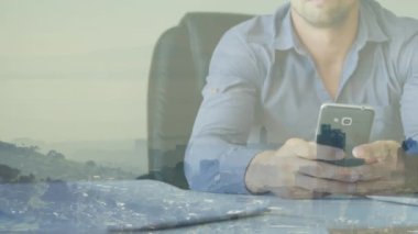 Kafkasyalı iş adamının akıllı telefon kullanarak şehir manzarasının animasyonu. küresel iş, finans, bağlantılar ve dijital arayüz konsepti dijital olarak oluşturulmuş video.