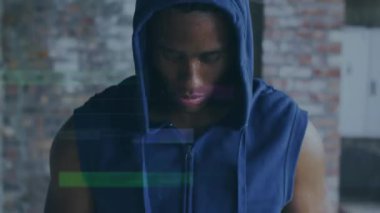 Spor salonundaki Afro-Amerikan sporcusuna müdahale. global sporlar, sağlıklı yaşam tarzı ve dijital arayüz konsepti dijital olarak oluşturulmuş video.