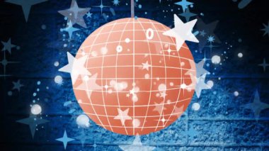 Beyaz noel yıldızlarının animasyonu ve mavi arka planda dönen pembe ayna topu. Yeni yıl, Noel, kutlama, parti, disko ve mevsimlik olay konsepti dijital olarak oluşturuldu.