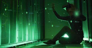 Bilgisayar sunucusu tarafından VR kulaklığı takılmış beyaz kadın üzerinde veri işleme animasyonu. veri işleme, bulut hesaplama konsepti ve teknoloji konsepti dijital olarak oluşturulmuş video.