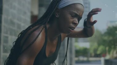 Afro-Amerikan sporcu kadın üzerindeki müdahalenin animasyonu. global sporlar, sağlıklı yaşam tarzı ve dijital arayüz konsepti dijital olarak oluşturulmuş video.