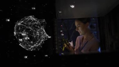 Kafkas kadın üzerinde bilgisayar sunucusuyla tabletle yapılan dünya bağlantılarının animasyonu. veri işleme, bulut hesaplama konsepti ve teknoloji konsepti dijital olarak oluşturulmuş video.