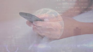 Kafkasyalı iş kadınının akıllı telefon kullanarak dünya ve veri işleme animasyonu. küresel iş, finans, bağlantılar ve dijital arayüz konsepti dijital olarak oluşturulmuş video.