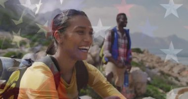 Dağlarda oturan çeşitli gülümseyen çiftin üzerinde Amerikan bayrağı canlandırması. Vatanseverlik ve kutlama konsepti dijital olarak oluşturulmuş video.
